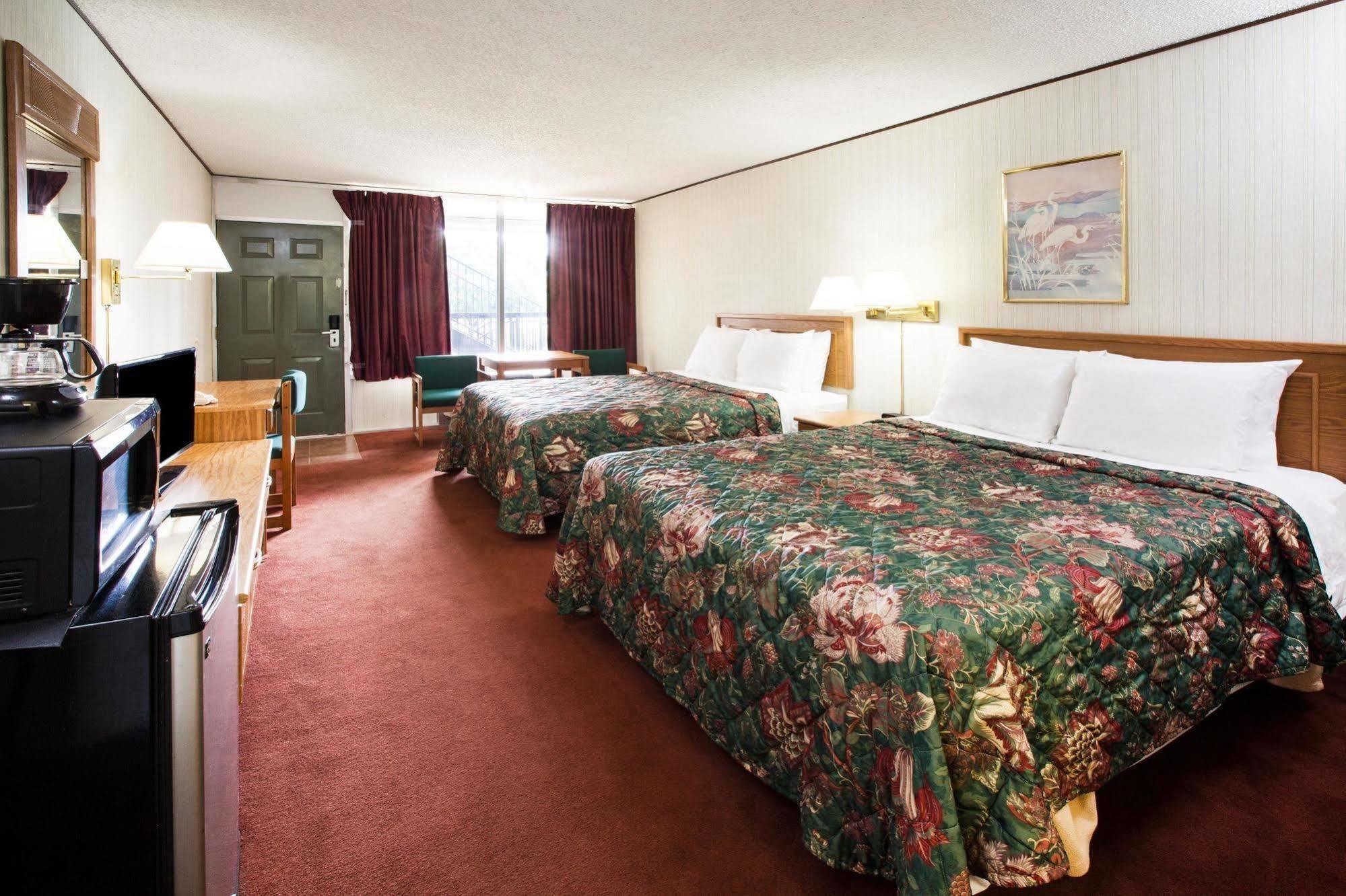 Days Inn By Wyndham Clinton Exterior photo