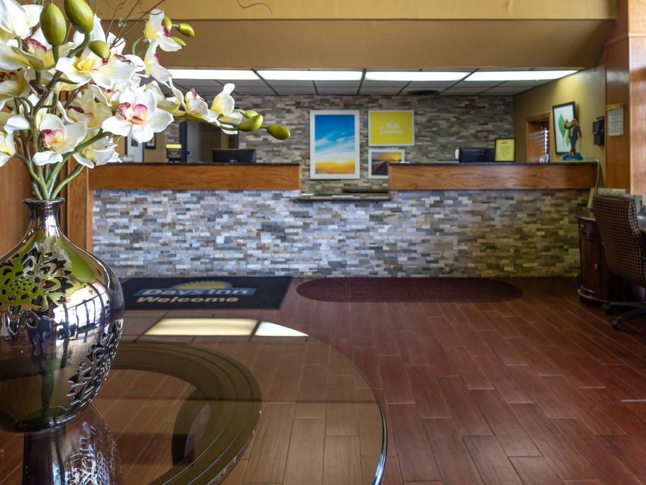 Days Inn By Wyndham Clinton Exterior photo